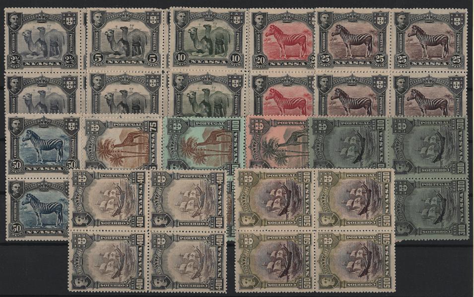 580.jpg -     Lote:    580            Companhia do Niassa       Descrição:         1911 &mdash; D. Manuel II. MF52/63. Série completa em quadras "SEM IMPRESSÃO DA SOBRECARGA REPUBLICA", com goma original, os dois selos superiores com sinal de charneira e os dois inferiores sem sinal de charneira, boa cor, sem defeitos nem reparações. MB e MR. Valor de catálogo &euro; 1.000.00.         ***/**       Valor Base:     &euro; 250,00     Valor Venda:     &euro;      