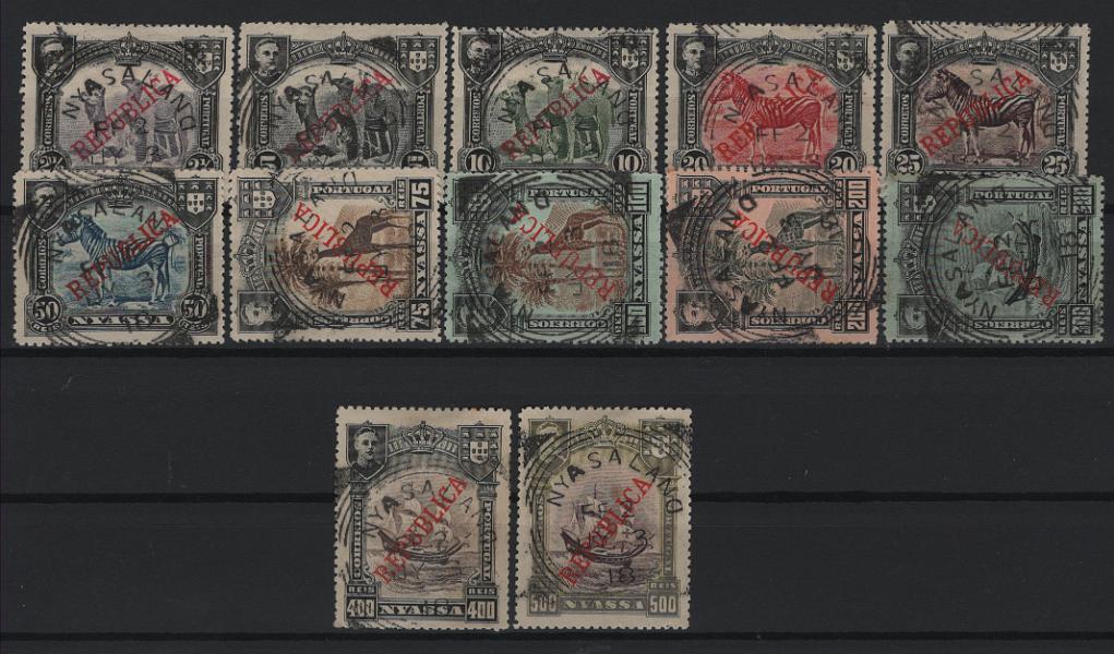 581.jpg -     Lote:    581            Companhia do Niassa       Descrição:         1911 &mdash; D. Manuel II. Motivos diversos, com sobrecarga REPUBLICA. MF52/63. Série completa em papel liso levemente pontinhado, denteados de 13 &frac12; a 15, usada, e toda obliterada com carimbo militar da NYASSALAND / FF2 / JY-3-18", usados em Metangula / Lago Niassa pelas forças inglesas. Selos com boa cor, sem defeitos ou reparações. MB e MR. Certificado de peritagem de Leilões P. Dias, Lda.         O       Valor Base:     &euro; 500,00     Valor Venda:     &euro;      