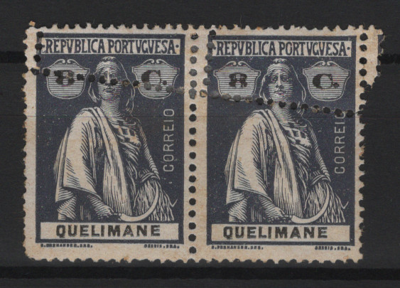 588.jpg -     Lote:    588            Quelimane       Descrição:         1914 &mdash; Ceres. MF33, 8C, ardósia, papel porcelana, denteado 15x14. Par horizontal com duplo denteado oblíquo a meio dos selos. Exemplar com boa cor, sem reparações nem defeitos. B e R.         **       Valor Base:     &euro; 20,00     Valor Venda:     &euro;      