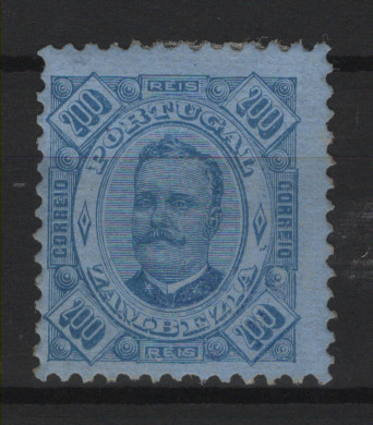 592.jpg -     Lote:    592            Zambézia       Descrição:         1893/94 &mdash; D. Carlos I, tipo Diogo Neto. MF12, 200 reis azul s/ azul, denteado 11 Ÿ, papel porcelana. Exemplar muito raro, com goma não original e sinal de charneira, ligeiramente redenteado, boa cor. Certificado de peritagem de Leilões P. Dias Lda. Valor de catálogo &euro; 2.000,00.         (*)       Valor Base:     &euro; 500,00     Valor Venda:     &euro;      