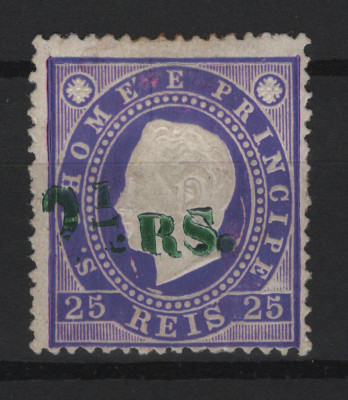 606.jpg -     Lote:    606            S. Tomé e Príncipe       Descrição:         1892 &mdash; D. Luís I. Fita direita. Com sobretaxa. Selo autêntico de 2 &frac12; s/ 25 reis violeta, papel porcelana, denteado 13 &frac12;, sobretaxa tipo 1 a verde. Exemplar novo com goma original e charneira, com boa cor, sem reparações e com pequenos defeitos na porcelana, normais nesta emissão. Embora não catalogados o catálogo Mundifil em nota informativa assegura terem tido curso oficial, nos dois tipos de sobretaxa.         **       Valor Base:     &euro; 50,00     Valor Venda:     &euro;      