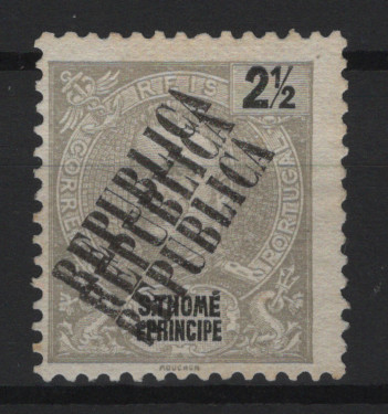 617.jpg -     Lote:    617            S. Tomé e Príncipe       Descrição:         1913 &mdash; D. Carlos I, Mouchon, com sobrecarga REPUBLICA tipografada localmente. MF121, 2 &frac12; reis cinzento-claro, com TRIPLA SOBRECARGA. Exemplar sem goma, com boa cor, sem reparações nem defeitos. Não catalogada.         *       Valor Base:     &euro; 30,00     Valor Venda:     &euro;      