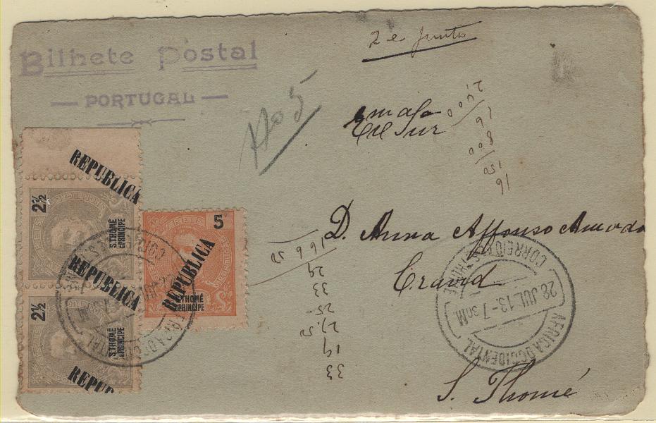 619.jpg -     Lote:    619            S. Tomé e Príncipe       Descrição:         1913 &mdash; D. Carlos I Mouchon, com sobrecarga REPUBLICA tipografada localmente. Postal ilustrado circulado em S. Tomé (28.07.13) com par de selos de 2 &frac12; reis, bordo de folha, com a SOBRECARGA DESLOCADA", MF121 + selo de 5 reis laranja, MF122. Exemplar raro, sem reparações.          PI       Valor Base:     &euro; 75,00     Valor Venda:     &euro;      