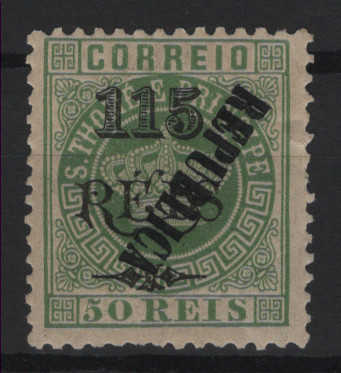 621.jpg -     Lote:    621            S. Tomé e Príncipe       Descrição:         1913 &mdash; Coroa. Selos de 1902, com sobrecarga REPUBLICA tipografada localmente. MF128, 115 s/ 10 reis verde, sobretaxa tipo I, papel liso, denteado 11 Ÿ x 12, com a SOBRECARGA INVERTIDA. Exemplar novo, com goma não original, com boa cor, sem reparações e alguns dentes mais curtos. Não catalogado. Certificado de peritagem de J. Miranda da Mota.         (*)       Valor Base:     &euro; 250,00     Valor Venda:     &euro;      