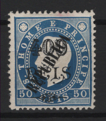 624.jpg -     Lote:    624            S. Tomé e Príncipe       Descrição:         1913 &mdash; D. Luís I. Fita direita. Selos de 1902 com sobrecarga REPUBLICA tipografada localmente. MF130, 400 s/ 50 reis azul, denteado 13 &frac12;, papel porcelana. Exemplar com boa cor, sem reparações e com dois dentes mais curtos. Valor de catálogo &euro; 210,00.         *       Valor Base:     &euro; 40,00     Valor Venda:     &euro;      