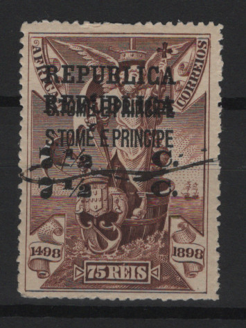 635.jpg -     Lote:    635            S. Tomé e Príncipe       Descrição:         1913 &mdash; 4.º Centenário do Descobrimento do Caminho Marítimo para a Índia, com sobrecarga REPUBLICA e sobretaxa sobre selos postais de África. MF180a, 7 &frac12; c s/ 75 reis castanho. Exemplar com boa cor, sem reparações, com canto curto, e com DUPLA SOBRECARGA E SOBRETAXA, com impressão parasita. Valor de catálogo &euro; 60,00.         **       Valor Base:     &euro; 30,00     Valor Venda:     &euro;      