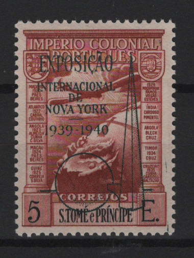 638.jpg -     Lote:    638            S. Tomé e Príncipe       Descrição:         1938 &mdash; Correio aéreo. Império Colonial Português, com sobrecarga a preto "EXPOSIÇÃO INTERNACIONAL DE NOVA YORK / 1939-1940". Legenda S. Tomé e Príncipe. MF CA7a, 5$00 castanho vermelho. Exemplar novo com goma original e sinal de charneira, boa cor, sem defeitos nem reparações, assinado no verso. MB e MR. Valor de catálogo &euro; 150,00.         **       Valor Base:     &euro; 50,00     Valor Venda:     &euro;      
