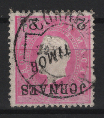 643.jpg -     Lote:    643            Timor       Descrição:         1892 &mdash; D. Luís I. Fita direita. Selos de Macau com sobretaxa. MF21b, 2 &frac12; reis s/ 20 reis, denteado 12 &frac12;, papel porcelana. Exemplar usado com boa cor, sem reparações e com dois dentes mais curtos, com AS DUAS SOBRECARGAS INVERTIDAS. Valor de catálogo &euro; 100,00.         O       Valor Base:     &euro; 30,00     Valor Venda:     &euro;      