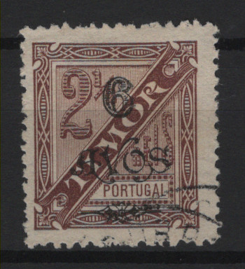 653.jpg -     Lote:    653            Timor       Descrição:         1902 &mdash; D. Carlos I, com sobretaxa. MF88, 6 avos s/ 2 &frac12; reis, castanho, papel liso, denteado 12 Ÿ. Exemplar raro, usado, com boa cor, sem reparações e com o denteado farpeado, normal neste valor. Valor de catálogo &euro; 400,00.         O       Valor Base:     &euro; 100,00     Valor Venda:     &euro;      