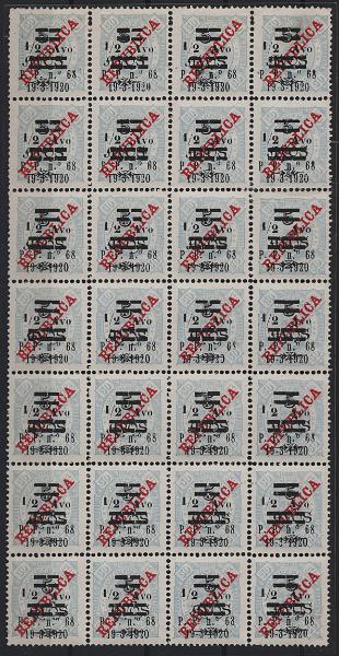 661.jpg -     Lote:    661            Timor       Descrição:         1920 &mdash; D. Carlos I, de 1913, com sobretaxa. MF191, &frac12; avo s/ 5 avos s/ 50 reis azul claro, papel porcelana, denteado 11 Ÿ. Folha completa com 28 selos, novos sem goma como emitidos, com boa cor, sem reparações e sem defeitos relevantes. Com as habituais variedades da sobretaxa, com relevância para a quase omissão de duas barras no 27.º selo. Certificado de peritagem de Leilões P. Dias, Lda. Valor de catálogo &euro; 1.820,00.         *       Valor Base:     &euro; 350,00     Valor Venda:     &euro;      