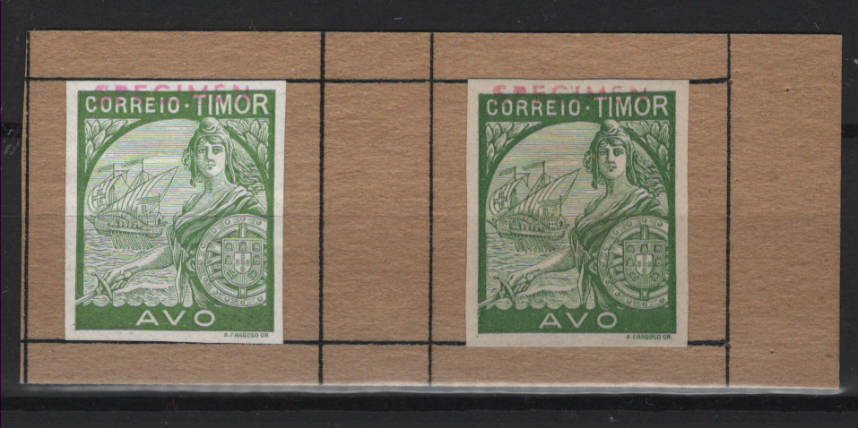 665.jpg -     Lote:    665            Timor       Descrição:         1935 &mdash; Padrões. Cartão em cor camurça com duas provas de cor, não dentadas, com a legenda AVO (tamanho não aprovado) sem abertura da taxa no cunho, com sobrecarga a vermelho "SPECIMEN": uma em papel esmalte a verde claro e outra em papel pontinhado em verde escuro. MB e MR.         PRV       Valor Base:     &euro; 25,00     Valor Venda:     &euro;      