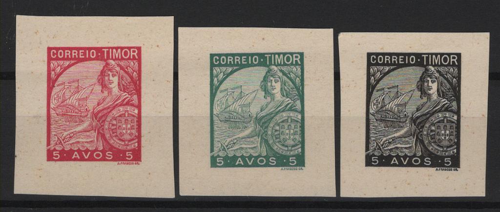 666.jpg -     Lote:    666            Timor       Descrição:         1935 &mdash; Padrões. MF211, 5 avos. Lote com 3 provas de cor em vermelho, verde e preto, com margens extraordinárias, em papel cartolina. Exemplares raros, bem conservados, sem defeitos nem reparações.         PRV       Valor Base:     &euro; 30,00     Valor Venda:     &euro;      