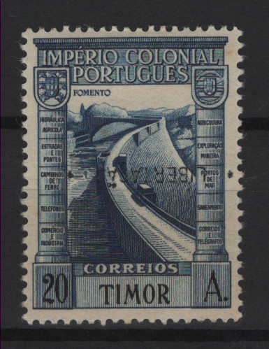 669.jpg -     Lote:    669            Timor       Descrição:         1947 &mdash; Império Colonial Português, com sobretaxa LIBERTAÇÃO. MF259a, 20 avos azul, papel liso, denteado 13 &frac12; x 13. Exemplar com boa cor, sem reparações, com aflorações de óxido no verso, com a SOBRECARGA INVERTIDA. Certificado de peritagem de J. Miranda da Mota. Valor de catálogo &euro; 380,00.         **       Valor Base:     &euro; 125,00     Valor Venda:     &euro;      