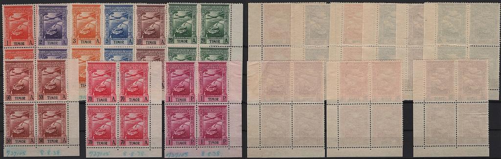 672.jpg -     Lote:    672            Timor       Descrição:         1938 &mdash; Correio aéreo. Império Colonial Português. MF CA 1/9. Série completa em quadras, provas da 2.ª tiragem da emissão realizada em 08.08.1938, com goma original com alguns defeitos, pertencentes ao arquivo da empresa impressora dos selos "BRADBURY 485WILKINSON & C.º. Todas as quadras com inscrições manuscritas a azul com o n.º da obra "737105" e a data da realização da 2.ª tiragem "8.8.38". Exemplares raros, com boa cor, sem defeitos ou reparações.          PRV       Valor Base:     &euro; 200,00     Valor Venda:     &euro;      