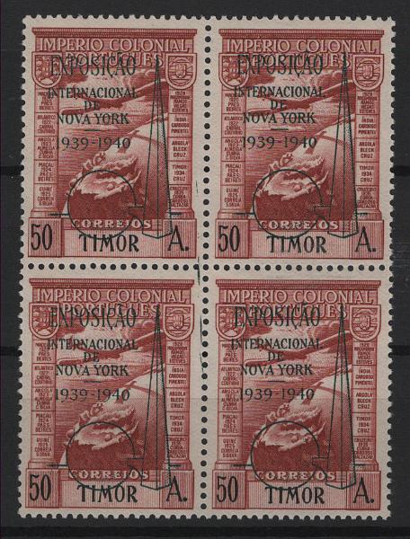674.jpg -     Lote:    674            Timor       Descrição:         1938 &mdash; Correio aéreo. Império Colonial Português, com sobrecarga a preto "EXPOSIÇÃO INTERNACIONAL DE NOVA YORK / 1939-1940". MF CA7a, 50 avos castanho vermelho. Quadra com selos novos sem sinal de charneira, boa cor, sem defeitos nem reparações. MB e MR. Certificado de peritagem de Leilões P. Dias, Lda. Valor de catálogo &euro; 900,00.         ***       Valor Base:     &euro; 350,00     Valor Venda:     &euro;      