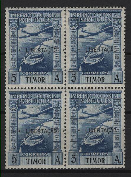 675.jpg -     Lote:    675            Timor       Descrição:         1947 &mdash; Correio aéreo. Império Colonial Português, com sobretaxa LIBERTAÇÃO. MF CA18, 5 avos azul. Quadra de selos novos, com goma não original. Valor de catálogo &euro; 220,00.         (*)       Valor Base:     &euro; 50,00     Valor Venda:     &euro;      