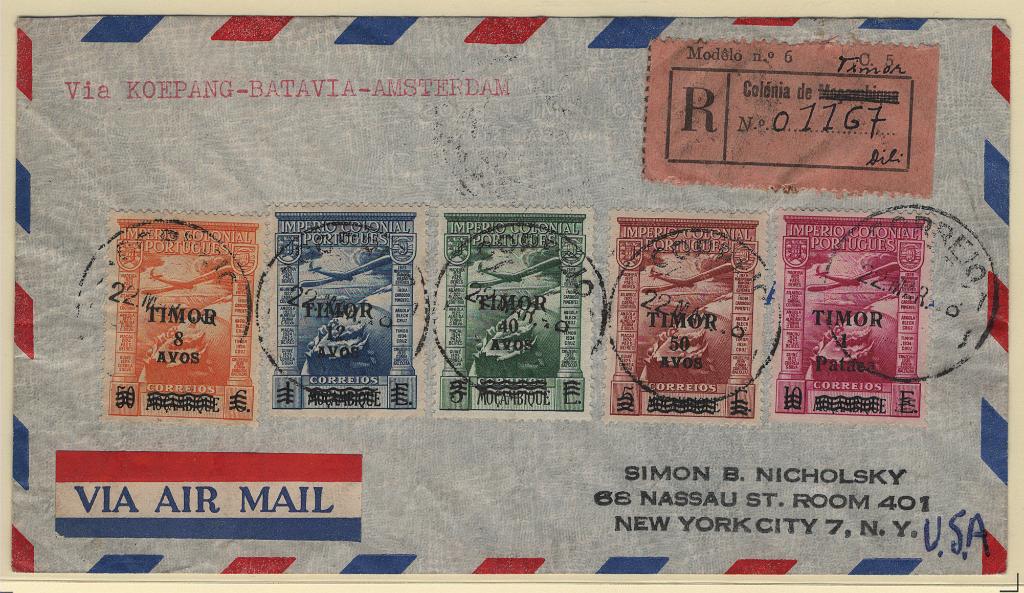 677.jpg -     Lote:    677            Timor       Descrição:         1946 &mdash; Império Colonial Português. Selos de Moçambique com sobretaxa + Império Colonial Português. Selos de Correio Aéreo de Moçambique com sobretaxa. MF244/249 + CA10/14. Sobrescrito circulado registado por via aérea de Dili (22.03.48) para Nova York / EUA (02.04.48) com as duas séries completas, incluindo etiqueta de registo mod. 6, de Moçambique usada provisoriamente em Timor. MB e MR.         Carta       Valor Base:     &euro; 150,00     Valor Venda:     &euro;      