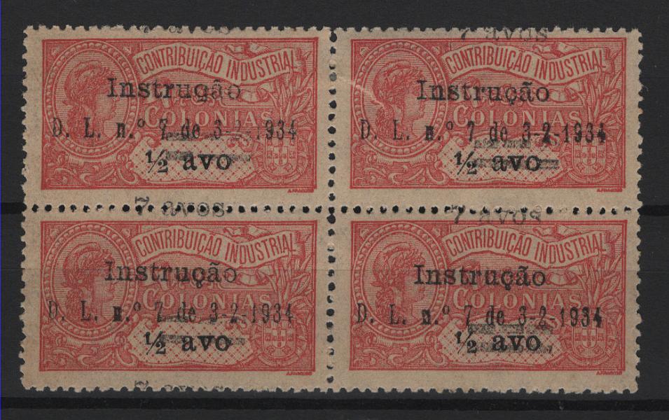 680.jpg -     Lote:    680            Timor       Descrição:         1934/35 &mdash; Imposto postal. "Instrução". Selos fiscais da Ásia, com sobrecarga e sobretaxa, tipografadas localmente, sobre selos da Contribuição Industrial. MF IP8 + 8a, 7 avos s/ &frac12; rosa, papel liso. Quadra (selo superior direito com defeito) com boa cor, sem reparações. Primeiro selo com"5" em vez de "ç" e todos os selos com a IMPRESSÃO DESLOCADA da sobretaxa.         *       Valor Base:     &euro; 40,00     Valor Venda:     &euro;      