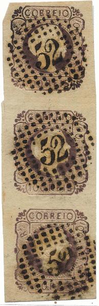 0040.jpg -     Lote:    40            Colecção Invicta       Descrição:         1855/56 &mdash; D. Pedro V. Cabelos lisos. CE 9, 100 reis lilás. Tira vertical de 3 selos, com boas margens. Belo exemplar. Valor de catálogo &euro; 495,00.        O       Valor Base:     &euro; 60,00     Valor Venda:     &euro; 70,00     