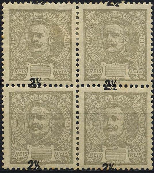 0366.jpg -     Lote:    366            Colecção Clássica - 2.ª parte       Descrição:         1895/1896 &mdash; Carlos I, tipo Mouchon. CE126, 2 &frac12; reis cinzento. Quadra com deslocação acentuada da impressão da taxa.        **       Valor Base:     &euro; 10,00     Valor Venda:     &euro; 18,00     