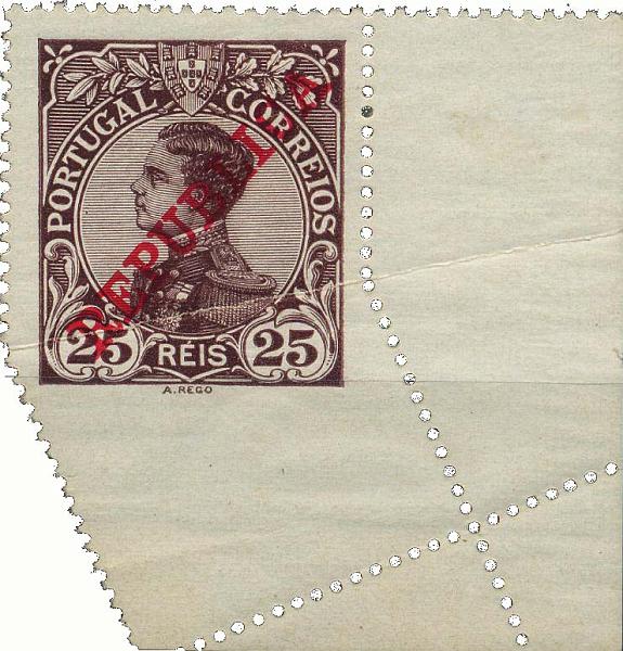 0417.jpg -     Lote:    417            Colecção Clássica - 2.ª parte       Descrição:         1910 &mdash; D. Manuel II com sobrecarga REPUBLICA. Selo de 25 reis castanho, canto inferior direito de folha, com pronunciado "plié".        **       Valor Base:     &euro; 20,00     Valor Venda:     &euro; 46,00     