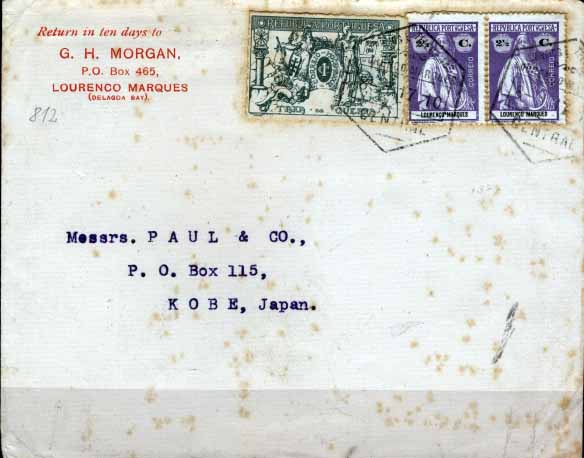 0677.jpg -     Lote:    677            Moçambique       Descrição:         1914/16 &mdash; Ceres + Taxa de Guerra. Sobrescrito circulado de Lourenço Marques (08.01.17) para Kobe*Japão (28.02.17) com trânsito por Hong-Kong (20.02.17), com par de selos de 2 &frac12; C violeta, denteado 15x14, papel porcelana + selo do imposto postal de 1C verde, cercadura tracejada CE IP1.        Carta       Valor Base:     &euro; 25,00     Valor Venda:     &euro; 38,00     