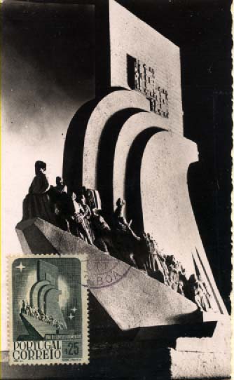 0793.jpg -     Lote:    793                   Descrição:         1940 &mdash; Centenários da Fundação e Restauração de Portugal. PADRÃO DOS DESOBRIMENTOS. Postal ilustrado fotográfico concordante com selos de $25 CE593, obliterados com marca de dia de Lisboa (30.09.45 &mdash; último dia de circulação dos selos).        PM       Valor Base:     &euro; 20,00     Valor Venda:     &euro; 28,00     