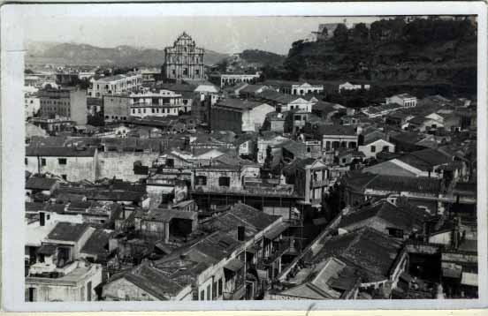 0875.jpg -     Lote:    875                   Descrição:         Vista geral de Macau. Postal ilustrado fotográfico circulado de Macau (03.12.36) para Portugal, com selo de 10 avos tipo Padrões CE277.        PI       Valor Base:     &euro; 30,00     Valor Venda:     &euro; 34,00     