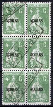 0937.jpg -     Lote:    937                   Descrição:         Correio marítimo. Marcas de denominação de origem. 1918/21 &mdash; Ceres. Selos do Continente com sobrecarga AÇORES. CE169, 4C verde amarelo. Bloco vertical de 6 selos (3x2) obliterado com carimbos "PAQUETE / PAQUEBOT" Hosking 536 (40x12 mm).        O       Valor Base:     &euro; 10,00     Valor Venda:     Retirado     