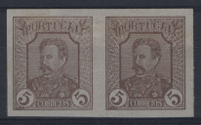 1009.jpg -     Lote:    1009            Portugal       Descrição:         1870/76 &mdash; D. Luís I. Escola de Gravura. Impressão sem relevo. Não denteadas, papel liso fino. Desenho e gravura de Venâncio Pedro de Macedo Alves (?). Par horizontal de provas de 5 reis na cor castanha, Tipo I. OM71. MB e MR.        PRV       Valor Base:     &euro; 50,00     Valor Venda:     Retirado     