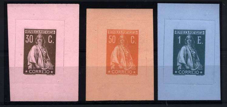 1014.jpg -     Lote:    1014            Portugal       Descrição:         1912 &mdash; Ceres. Lote de 3 provas clandestinas, em papel porcelana: 30C castanho s/ rosa, 50C laranja s/ salmão e 1E verde s/ azul. CE218/220.        PRV       Valor Base:     &euro; 12,00     Valor Venda:     &euro; 18,00     