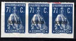 1119.jpg -     Lote:    1119            Açores       Descrição:         1918/21 &mdash; Ceres. Selos do Continente com sobrecarga AÇORES. CE172, 7 &frac12; C azul. Tira horizontal de 3 selos, canto de folha, não denteada em três lados (apenas denteado no bordo superior). MB e MR.        **       Valor Base:     &euro; 20,00     Valor Venda:     Retirado     