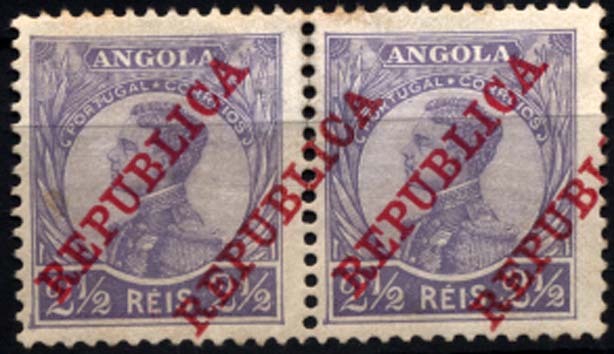 1127.jpg -     Lote:    1127            Angola       Descrição:         1912 &mdash; D. Manuel II com sobrecarga REPUBLICA da Casa da Moeda. CE103, 2 &frac12; reis violeta. Par horizontal com dupla sobrecarga (uma delas deslocada).        **       Valor Base:     &euro; 15,00     Valor Venda:     &euro; 22,00     
