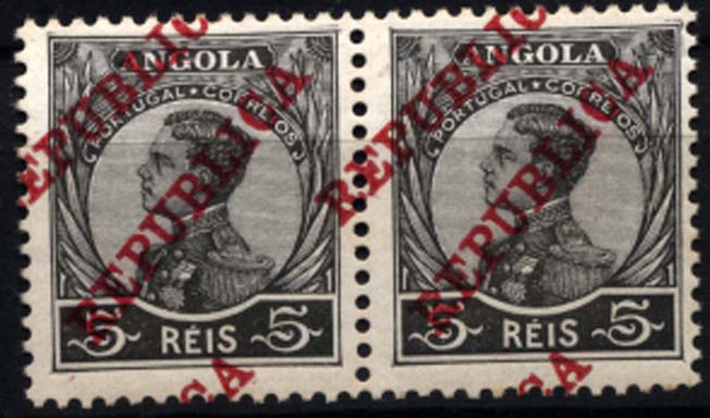 1128.jpg -     Lote:    1128            Angola       Descrição:         1912 &mdash; D. Manuel II com sobrecarga REPUBLICA da Casa da Moeda. CE104, 5 reis preto. Par horizontal com dupla sobrecarga (uma delas deslocada).        **       Valor Base:     &euro; 15,00     Valor Venda:     &euro; 22,00     