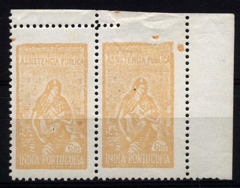 1212.jpg -     Lote:    1212            Índia Portuguesa       Descrição:         1953 &mdash; Imposto Postal. Assistência Pública. CE IP11, 5 reis amarelo claro. Par horizontal com falta parcial de denteado no bordo superior. Dois pontos de óxido no verso.        ***/**       Valor Base:     &euro; 8,00     Valor Venda:     &euro; 18,00     