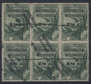 1222.jpg -     Lote:    1222            Moçambique       Descrição:         1913 - 4.º Centenário do Descobrimento do Caminho Marítimo para a Índia, com sobrecarga REPUBLICA e sobretaxa, sobre selos de África. CE132, 2 &frac12; C s/ 25 reis. Bloco de seis selos com dupla sobrecarga, uma delas oblíqua. Inutilização com dos traços a pena. MB e MR.        ***/**       Valor Base:     &euro; 50,00     Valor Venda:     &euro; 100,00     