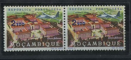 1232.jpg -     Lote:    1232            Moçambique       Descrição:         1963 &mdash; Correio Aéreo. Avião sobrevoando empreendimentos locais. CE25, 2$00. Par horizontal. Um dos selos com a variante "C" invertido em vez de "O" na palavra MOÇAMBIQUE. MR.        ***       Valor Base:     &euro; 15,00     Valor Venda:     Retirado     