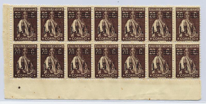 1447.jpg -     Lote:    1447            Portugal       Descrição:         1928/29 &mdash; Ceres, com sobretaxa. CE460, 15C s/ 20C castanho, denteado 12x11 &frac12;. Bloco horizontal de 14 selos (7x2), canto de folha. Valor de catálogo &euro; 1.260,00,        ***       Valor Base:     &euro; 250,00     Valor Venda:     &euro; 500,00     