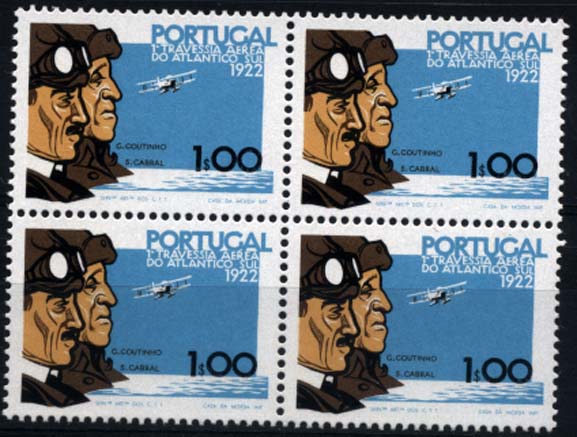 1520.jpg -     Lote:    1520            Portugal       Descrição:         1972 &mdash; Cinquentenário da 1.ª Travessia Aérea Lisboa-Rio de Janeiro. CE1171. Quadra do selo de 1$00 em denteado 13 &frac12;. Valor de catálogo &euro; 287,20.        ***       Valor Base:     &euro; 40,00     Valor Venda:     &euro; 46,00     