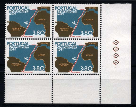 1521.jpg -     Lote:    1521            Portugal       Descrição:         1972 &mdash; Cinquentenário da 1.ª Travessia Aérea Lisboa-Rio de Janeiro. CE1174. Quadra do selo de 3$80 em denteado 13 &frac12;, canto de folha. Valor de catálogo &euro; 900,00.        ***       Valor Base:     &euro; 120,00     Valor Venda:     &euro; 160,00     