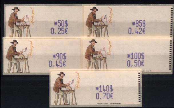 1537.jpg -     Lote:    1537            Portugal       Descrição:         1999 &mdash; Amolador. Dupla afixação da taxa. CE ETQ18A. Série completa para o correio ordinário, para o ano de 2000, com as taxas impressas a violeta. Não catalogada.        ETQ       Valor Base:     &euro; 120,00     Valor Venda:     Retirado     