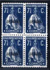 1560.jpg -     Lote:    1560            Açores       Descrição:         1918/21 &mdash; Ceres. Selos do Continente com sobrecarga AÇORES. CE172, 7 &frac12; C azul, papel pontinhado, denteado 12x11 &frac12;. Quadra (três selos com ligeiros pontos de óxido). Valor de catálogo &euro; 612,00.        ***       Valor Base:     &euro; 100,00     Valor Venda:     Retirado     