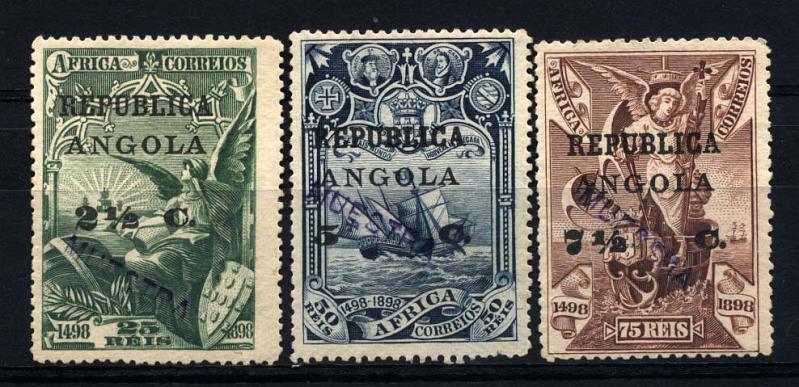 1618.jpg -     Lote:    1618            Angola       Descrição:         1913 &mdash; 4.º Centenário do Descobrimento do Caminho Marítimo para a Índia, com sobrecarga REPUBLICA e sobretaxa, sobre selos de África. Lote de 3 selos CE121, 122 e 123, com sobrecarga oblíqua, batida a azul "MUESTRA". Provavelmente da colecção de algum país de expressão castelhana (selos remetidos pela UPU).        **       Valor Base:     &euro; 20,00     Valor Venda:     &euro; 28,00     