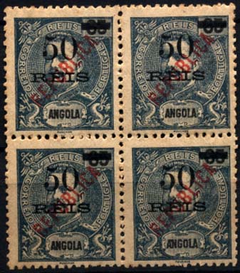 1635.jpg -     Lote:    1635            Angola       Descrição:         1914 &mdash; D. Carlos I Mouchon, emissão de 1903 com sobrecarga REPUBLICA tipografada localmente. CE178, 50 s/ 65 reis azul cinzento. Quadra. Um dos selos com "5" bandeira curta. Dois selos com muito ligeiros pontos de óxido. Valor de catálogo &euro; 76,80.        ***       Valor Base:     &euro; 22,00     Valor Venda:     &euro; 55,00     