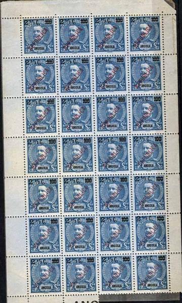 1640.jpg -     Lote:    1640            Angola       Descrição:         1919 &mdash; D. Carlos I tipo Mouchon, com sobrecarga REPUBLICA e sobretaxa, tipografadas localmente. CE193, 2 &frac12; c s/ 100 reis azul s/ azul. Folha completa de 28 selos. Valor de catálogo &euro; 71,40.        *       Valor Base:     &euro; 15,00     Valor Venda:     &euro; 15,00     