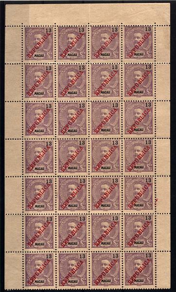 1799.jpg -     Lote:    1799            Macau       Descrição:         1913 &mdash; D. Carlos tipo Mouchon, com sobrecarga REPUBLICA tipografada localmente. CE190, 13 avos lilás vivo. Folha completa de 28 selos. Valor de catálogo &euro; 1.167,60.        *       Valor Base:     &euro; 240,00     Valor Venda:     &euro; 1000,00     