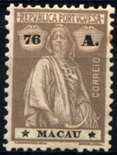 1812.jpg -     Lote:    1812            Macau       Descrição:         1913 &mdash; Ceres. CE223, 72 avos castanho em papel levemente pontinhado, denteado 12 x 11 &frac12;, posição das estrelas II/IV. Não catalogado neste papel e denteado. Ligeiros pontos de óxido no verso. MB e MR.        **       Valor Base:     &euro; 60,00     Valor Venda:     &euro; 140,00     