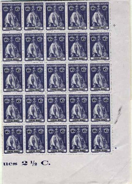 1883.jpg -     Lote:    1883            Lourenço Marques       Descrição:         1914 &mdash; Ceres. CE122, 2 &frac12; c, violeta, papel porcelana, denteado 15x14. Folha completa de 100 selos, com impressão marginal "L. Marques 2 &frac12; C.". Valor de catálogo &euro; 165,00.        ***       Valor Base:     &euro; 24,00     Valor Venda:     &euro; 24,00     