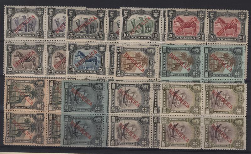 1887.jpg -     Lote:    1887            Companhia do Niassa       Descrição:         1911 &mdash; D. Manuel II. Motivos diversos com sobrecarga REPUBLICA. CE52/63. Série completa em quadras. Valor de catálogo &euro; 140,40.        ***       Valor Base:     &euro; 30,00     Valor Venda:     &euro; 65,00     