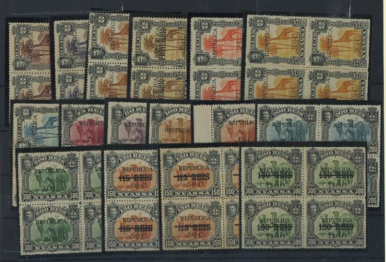 1888.jpg -     Lote:    1888            Companhia do Niassa       Descrição:         1918 &mdash; D. Carlos I, com sobretaxa e sobrecarga "REPUBLICA", tipografada localmente. CE64/65, 67/70, 72/78 e 80/81 em quadras. Faltam CE66, 71 e 79 para completar a série. Todos os valores sem sinal de charneira. CE64, 67/68 e 72 com ligeiros pontos de óxido no verso, cotados como usados. Valor de catálogo &euro; 1.170,00.        ***       Valor Base:     &euro; 300,00     Valor Venda:     &euro; 600,00     